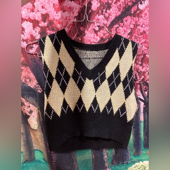 5 Super Cute Crop Tops (Check The Pictures) - Picture 10 of 11